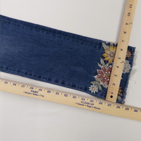 Driftwood Colette Floral Embroidered Crop Jeans Frayed Hem Size 27 EUC - Picture 6 of 13